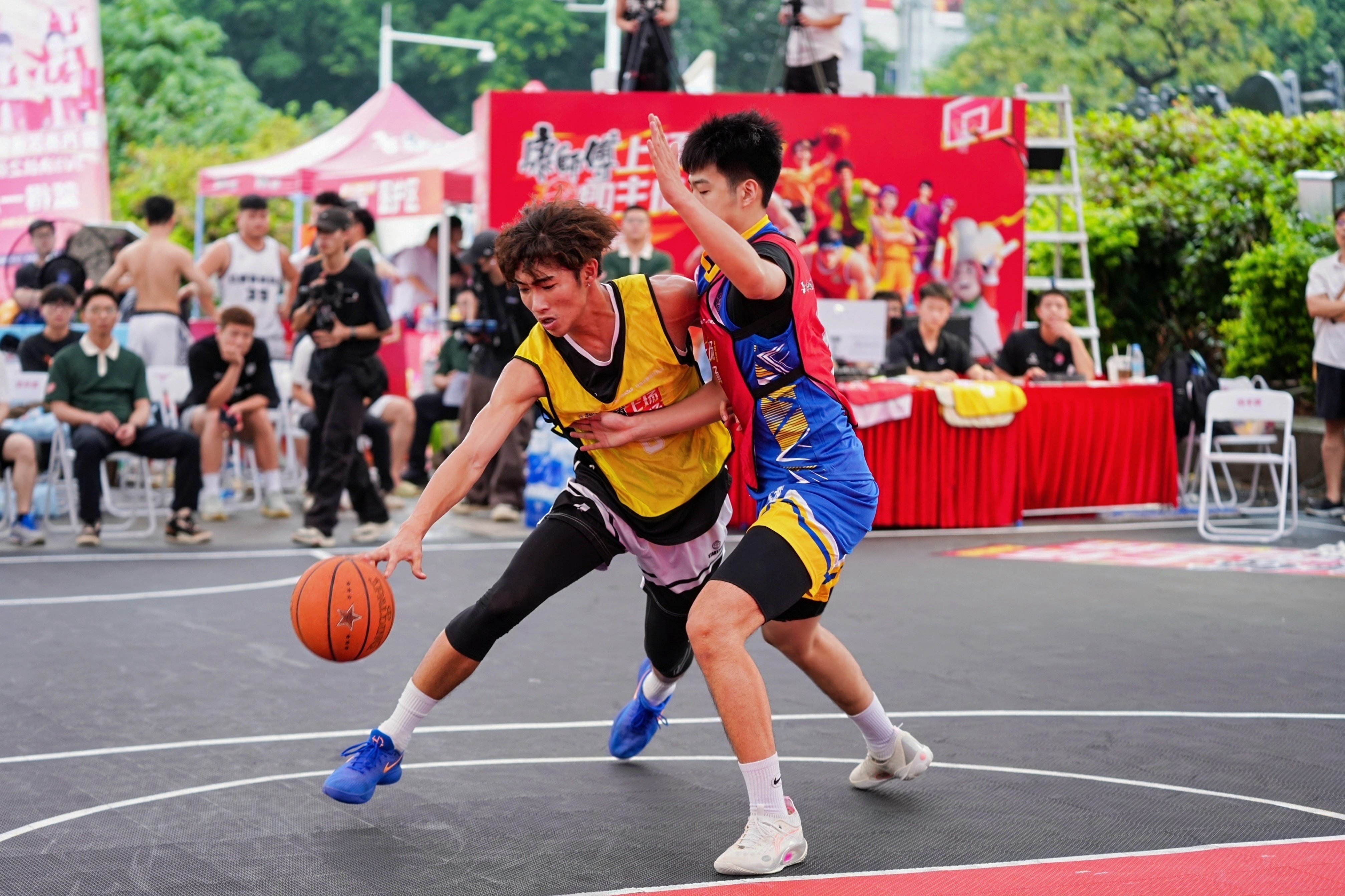 顶级篮球职业联赛再度上演精彩对决，观赏性极佳的简单介绍