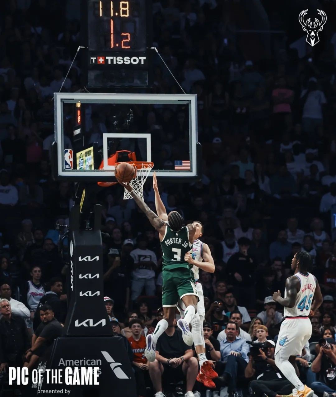 雄鹿球员连续两场空砍三分,成为进攻焦点 雄鹿球员连续两场空砍三分,成为进攻焦点