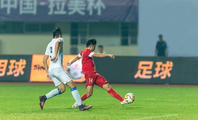 新加坡球队在比赛中面对强大对手! 新加坡球队在比赛中面对强大对手!