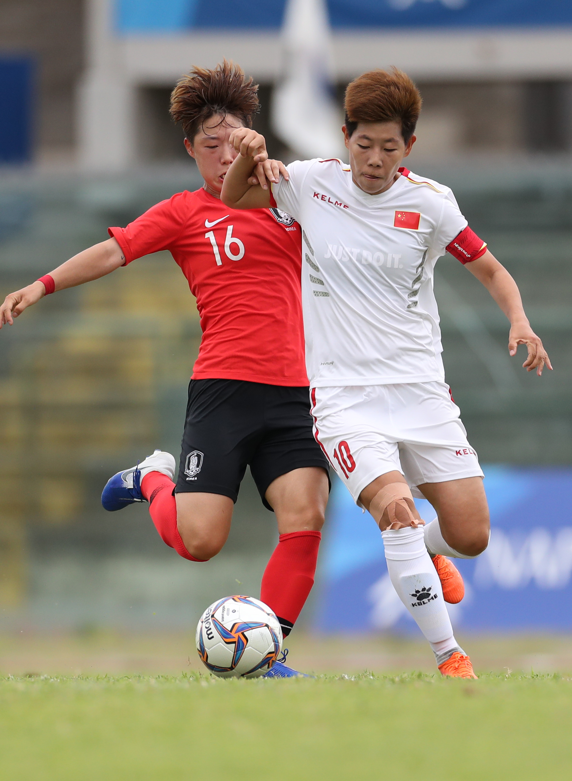 足球联赛国内赛场:女队球员勇夺胜利的简单介绍 足球联赛国内赛场:女队球员勇夺胜利的简单介绍