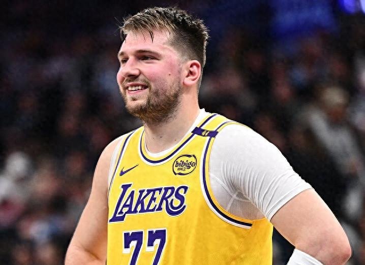 篮网客场大胜马刺,小戈登球风独具助攻砍分 篮网客场大胜马刺,小戈登球风独具助攻砍分