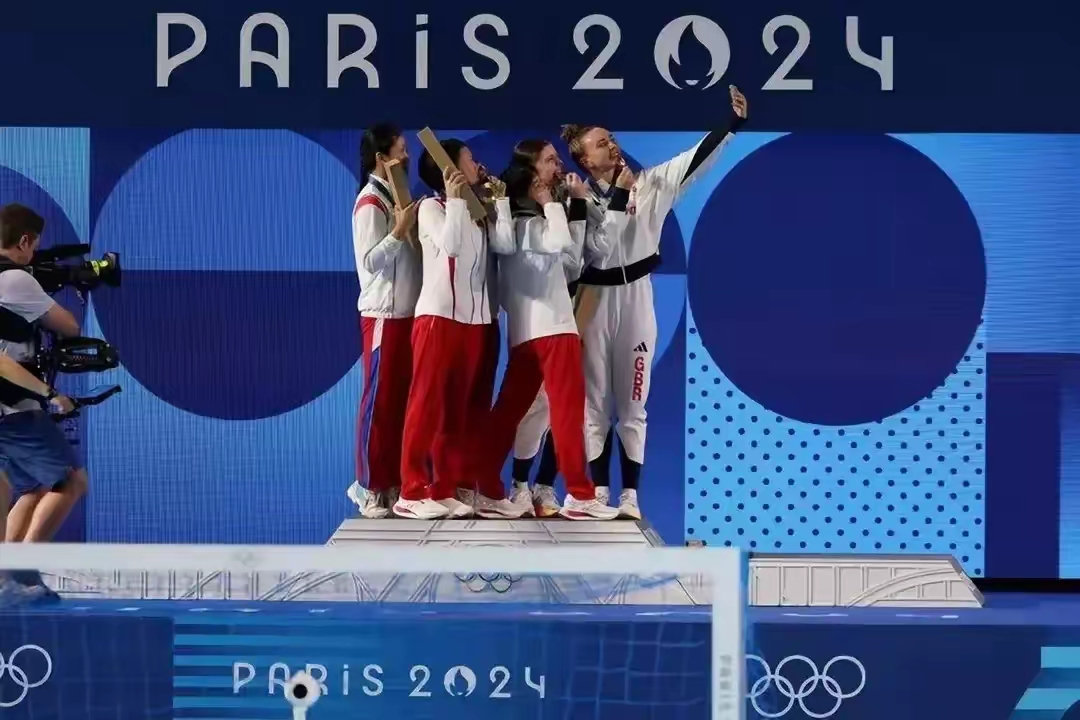 惊险比拼!运动员冲刺争金牌 惊险比拼!运动员冲刺争金牌