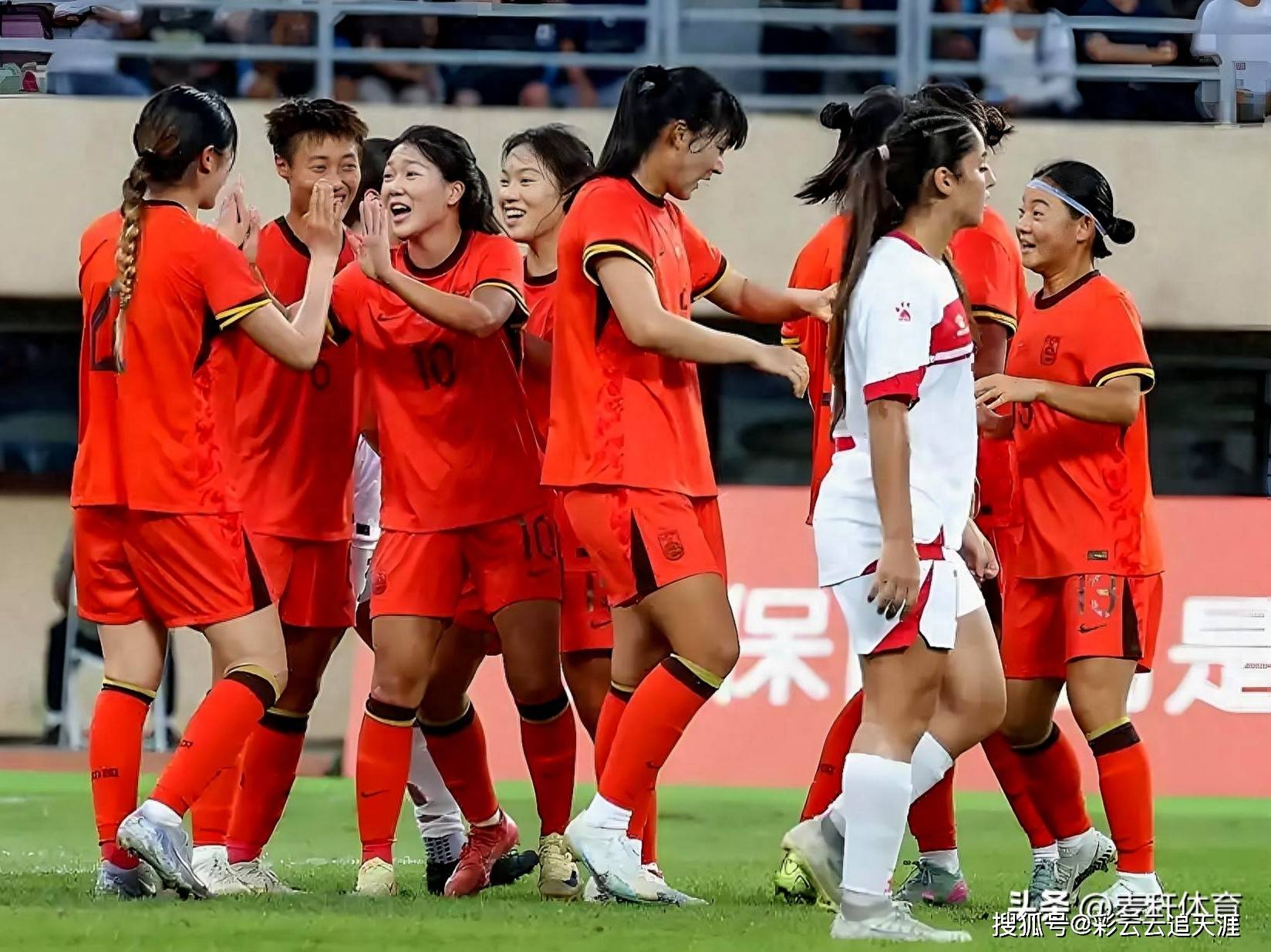 喜讯传来:中国女足队员在比赛中取得连胜! 喜讯传来:中国女足队员在比赛中取得连胜!